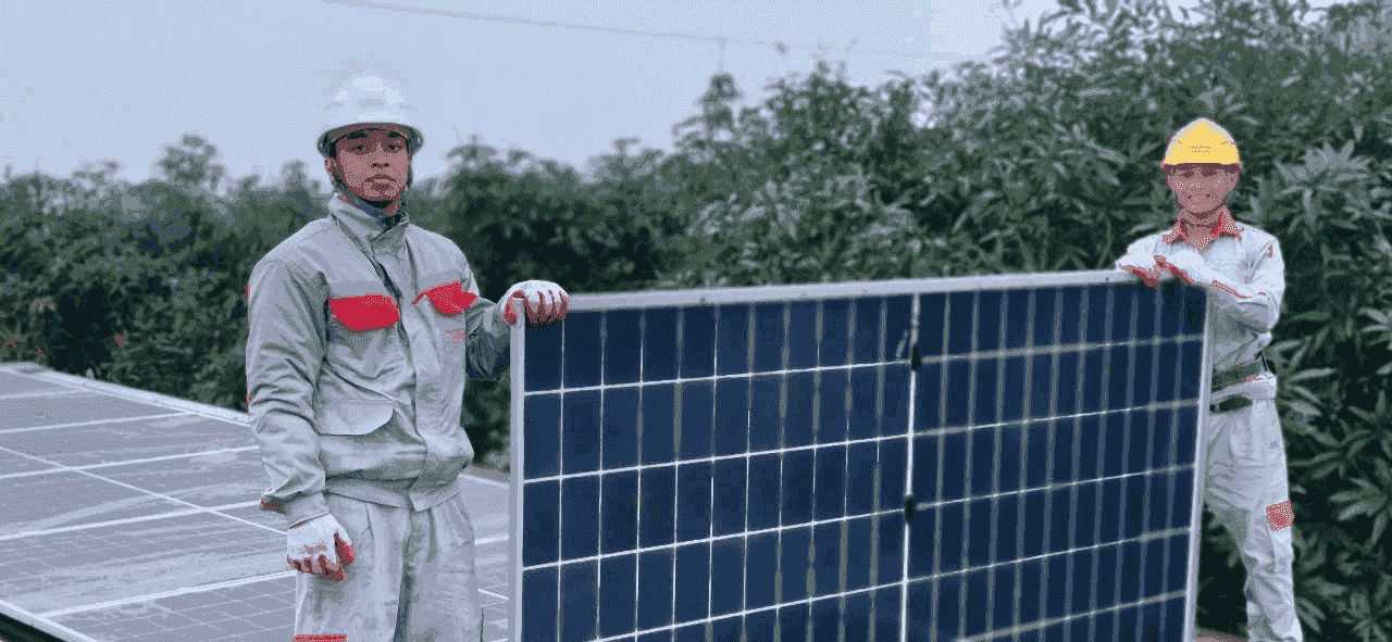 hình ảnh đẹp nhân viên lắp đặt điện mặt trời viettel 